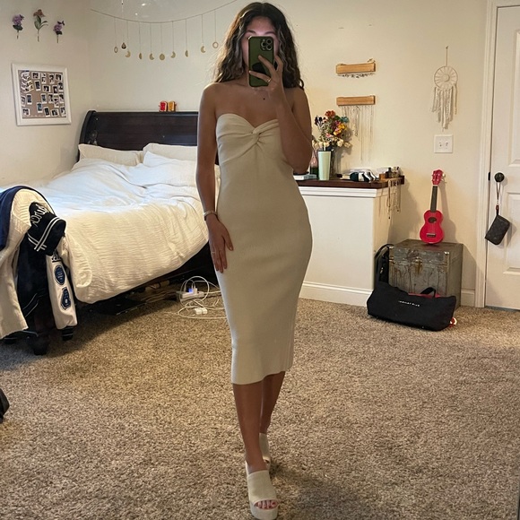 Aritzia Dresses & Skirts - Strapless Knit Midi Dress